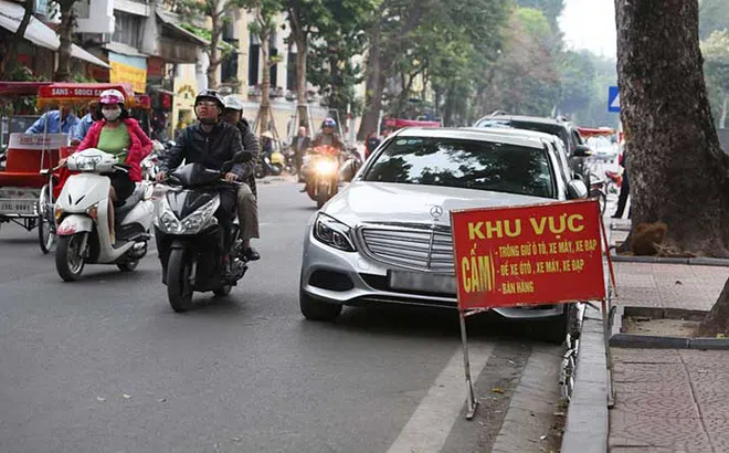 Ô tô đỗ trên vỉa hè sai quy định có thể bị phạt đến 1 triệu đồng
